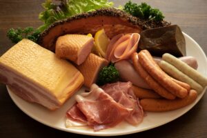 加工肉と大腸がんの最新知見！　安全な摂取量はどのくらい？ 50gでリスク18％増という研究結果　前編